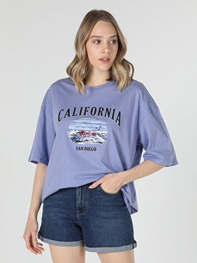 صورة من أزرق للنساء تي شيرت بأكمام قصيرة