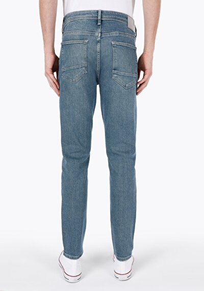 صورة من جينز نيلي للرجال