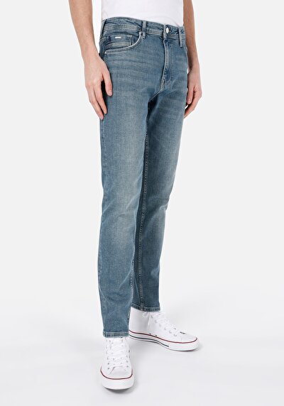 صورة من جينز نيلي للرجال