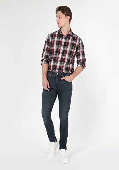 صورة من أزرق داكن للرجال بناطيل