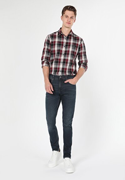 صورة من أزرق داكن للرجال بناطيل