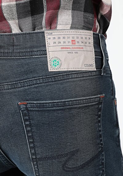 صورة من أزرق داكن للرجال بناطيل