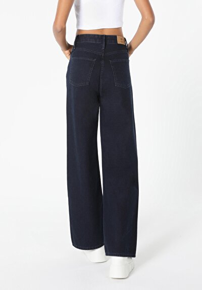 صورة من دينيم للنساء بناطيل