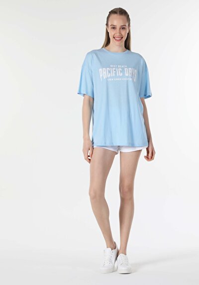 صورة من أزرق للنساء تي شيرت بأكمام قصيرة