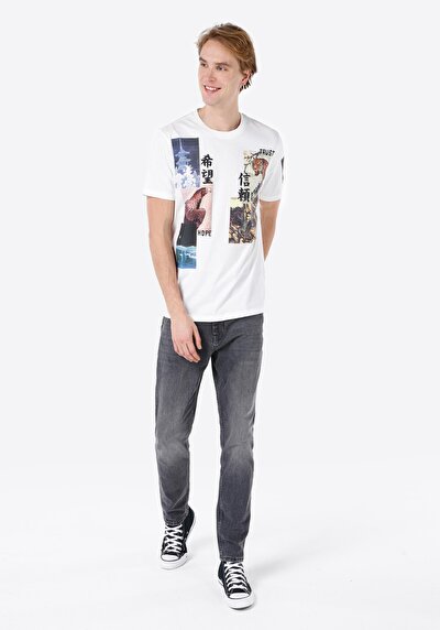 صورة من رقبة مستديرة مستقيم تي شيرت أبيض بأكمام قصيرة للرجال