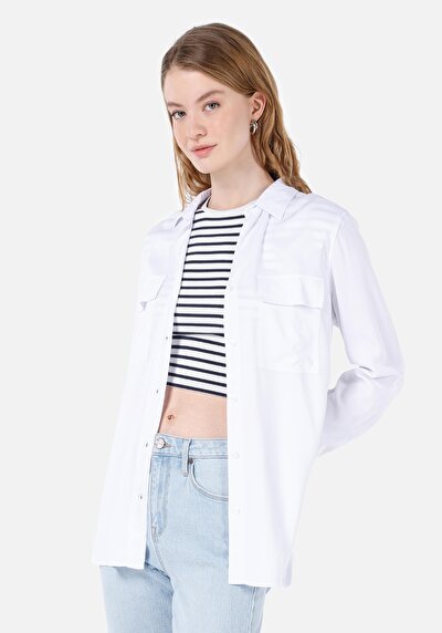 صورة من قميص عادي رقبة مستقيم قميص أبيض نسائي