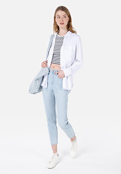 صورة من قميص عادي رقبة مستقيم قميص أبيض نسائي