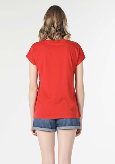 صورة من أحمر للنساء تي شيرت بأكمام قصيرة