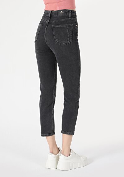 صورة من نحيف الخصر نحيف الساق الجينز الرمادي النسائي