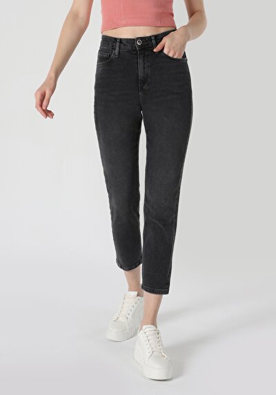 صورة من نحيف الخصر نحيف الساق الجينز الرمادي النسائي