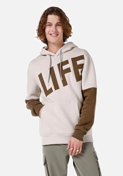 صورة من سويت شيرت رجالي عادي من الحجر