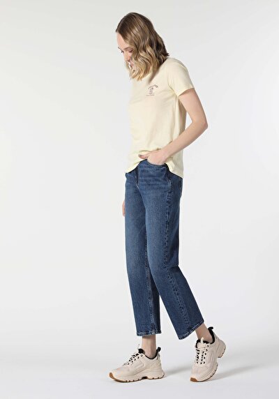 صورة من أصفر للنساء تي شيرت بأكمام قصيرة