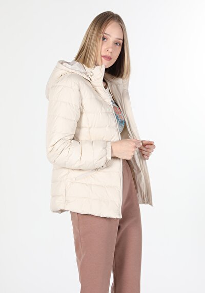 صورة من أبيض للنساء جاكيت