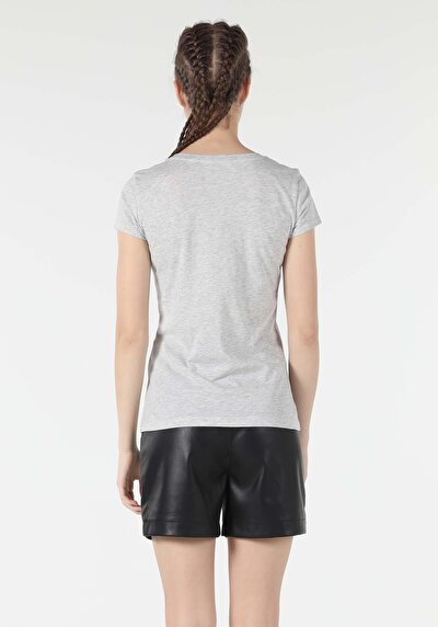 صورة من تي شيرت نسائي رمادي قصير الأكمام بقصة عادية