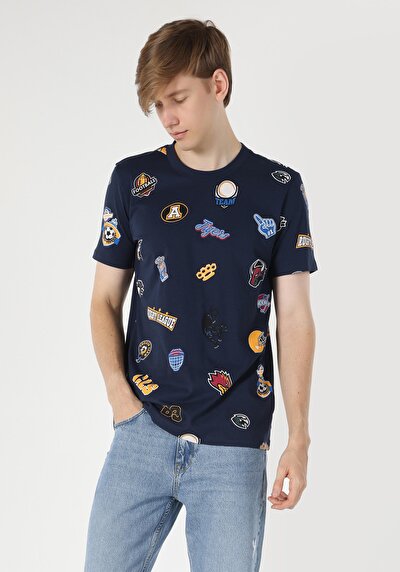 صورة من   رقبة مستديرة مطبوعة رجالي أزرق كحلي كم قصير تي شيرت