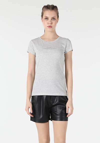 اعرض التفاصيل لـ تي شيرت نسائي رمادي قصير الأكمام بقصة عادية