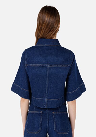 صورة من جاكيت أسود نسائي كبير الحجم