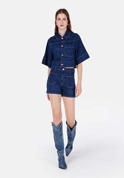 صورة من جاكيت أسود نسائي كبير الحجم