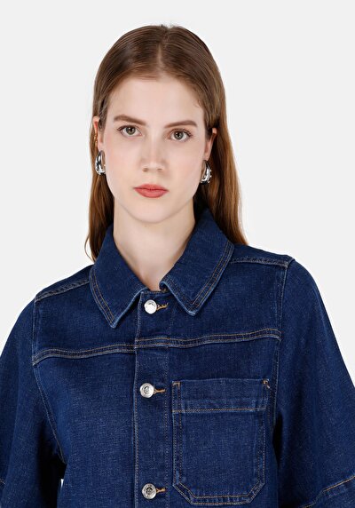 صورة من جاكيت أسود نسائي كبير الحجم