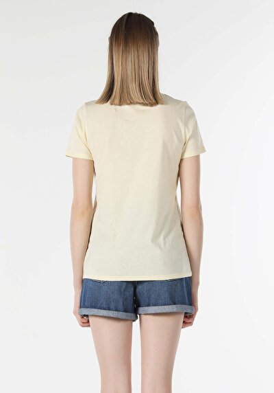 صورة من رقبة مستديرة مطبوعة نسائية أصفر كم قصير تي شيرت