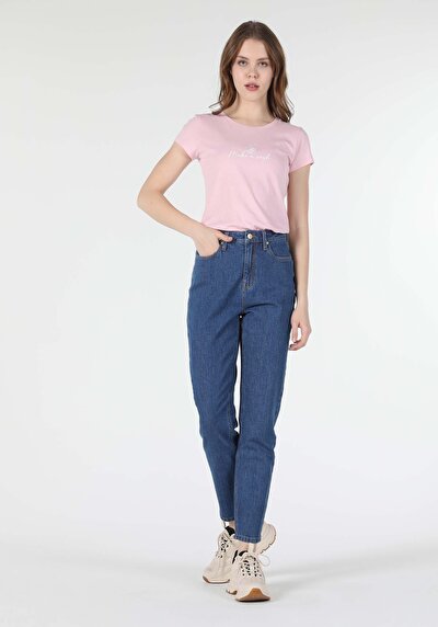 صورة من وردي للنساء تي شيرت بأكمام قصيرة