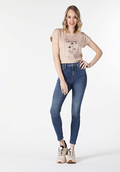 صورة من   رقبة مستديرة مطبوعة نسائية بيج كم قصير تي شيرت