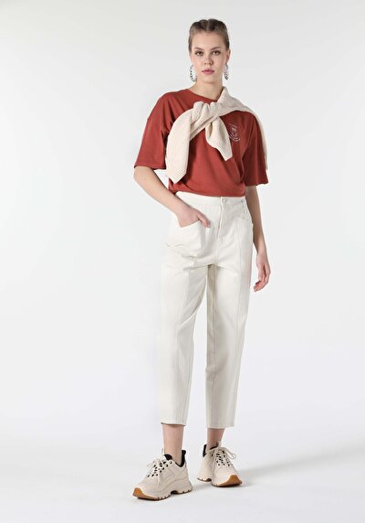 صورة من بني للنساء تي شيرت بأكمام قصيرة