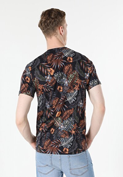 صورة من أزرق بحري للرجال تي شيرت بأكمام قصيرة