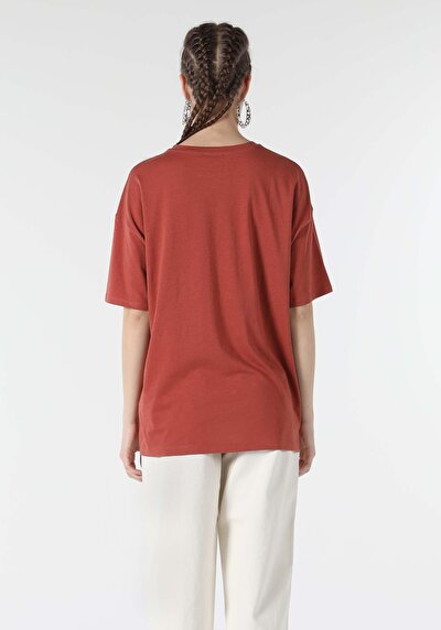 صورة من بني للنساء تي شيرت بأكمام قصيرة