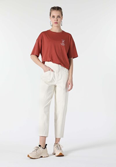 صورة من بني للنساء تي شيرت بأكمام قصيرة