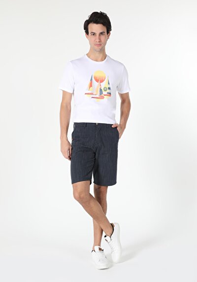 صورة من أزرق بحري للرجال شورت