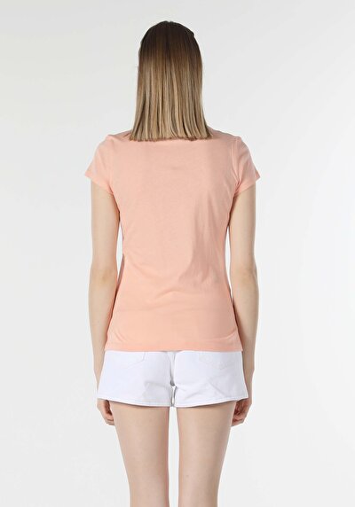 صورة من رقبة مستديرة مطبوعة نسائية برتقالية قصيرة الأكمام تي شيرت