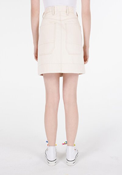 صورة من تنورة زرقاء نسائية ضيقة