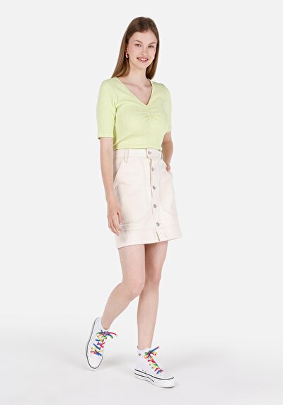 صورة من تنورة زرقاء نسائية ضيقة