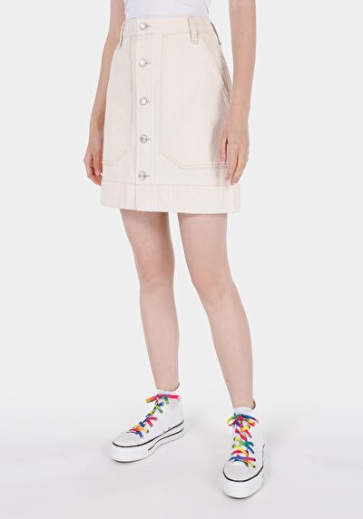 صورة من تنورة زرقاء نسائية ضيقة