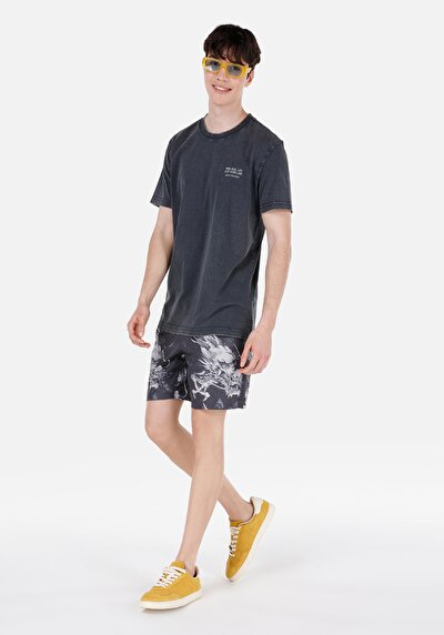 صورة من شورت سباحة أسود رجالي سليم