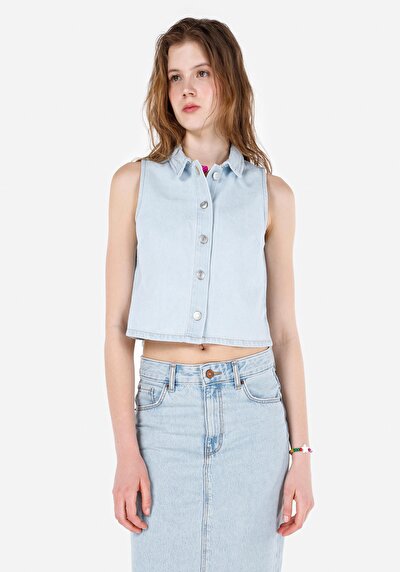 صورة من سترة زرقاء نسائية عادية