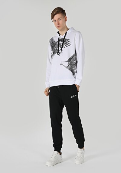 صورة من أسود للرجال بنطال رياضي