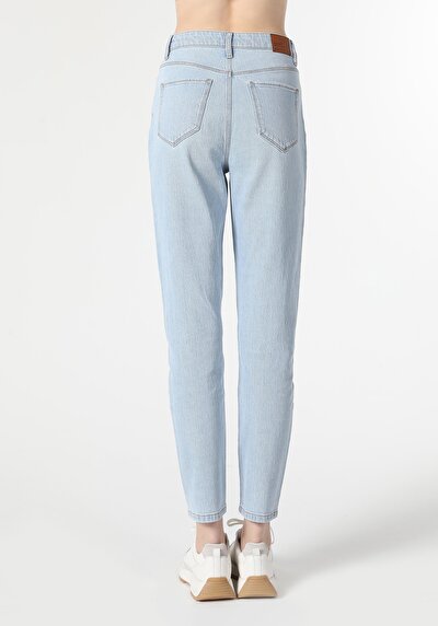 صورة من أزرق للنساء بناطيل