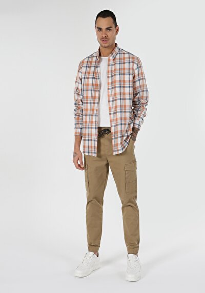 صورة من بني للرجال بناطيل