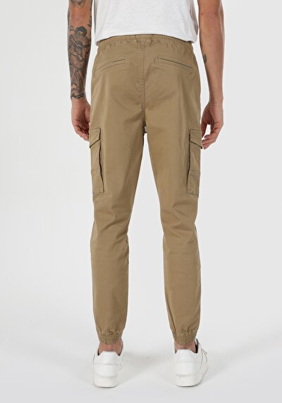 صورة من بني للرجال بناطيل