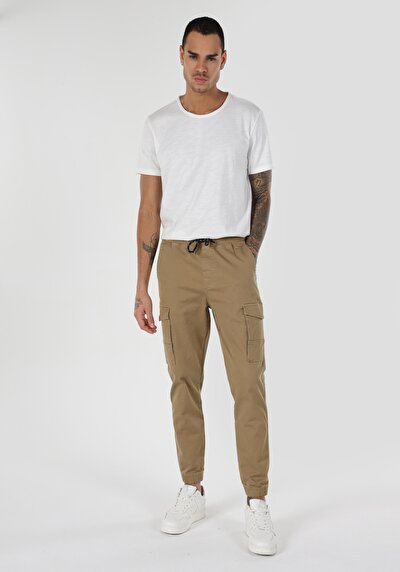 صورة من بني للرجال بناطيل