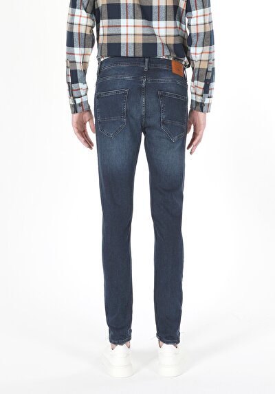 صورة من أزرق داكن للرجال بناطيل