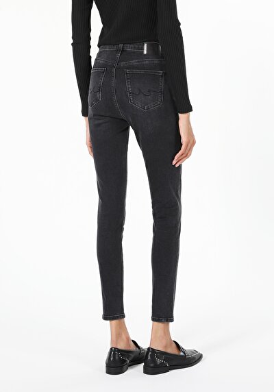 صورة من ضيق الخصر ضيق الساق الجينز النسائي