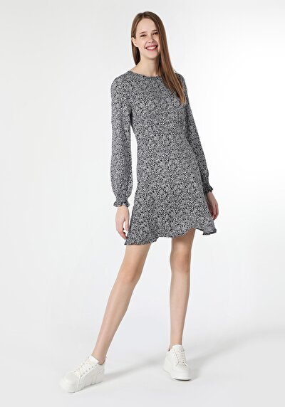 صورة من فستان نسائي باللون الأزرق الداكن