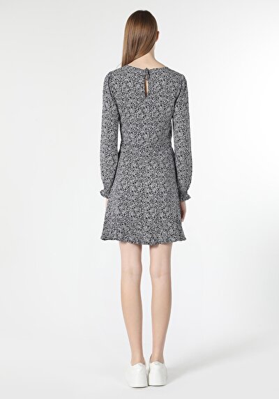 اعرض التفاصيل لـ فستان نسائي باللون الأزرق الداكن