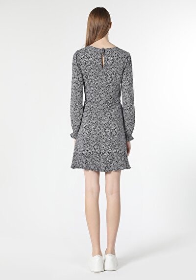 صورة من فستان نسائي باللون الأزرق الداكن