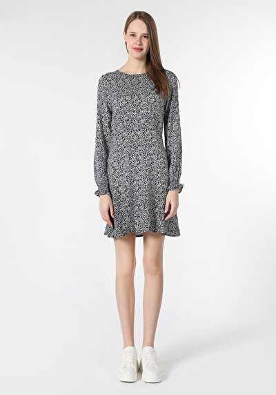 اعرض التفاصيل لـ فستان نسائي باللون الأزرق الداكن