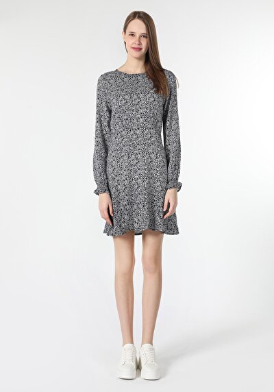 صورة من فستان نسائي باللون الأزرق الداكن