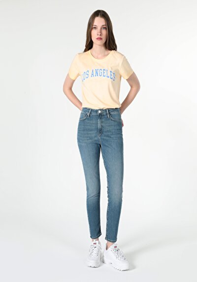 صورة من دينيم للنساء بناطيل